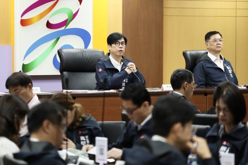 高雄市長陳其邁（後左）15日主持市政會議，並由消防局進行「科技產業園區消防整備報告」；後右為副市長羅達生。（高雄市政府提供）