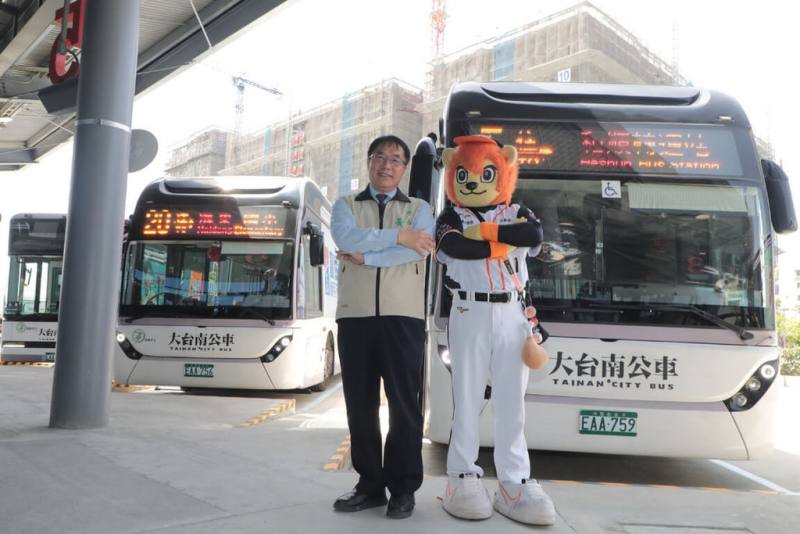 鄰近台南亞太棒球訓練中心的公共運輸建設「和順轉運站」15日啟用，台南市長黃偉哲（左）主持儀式，並與中華職棒統一7-ELEVEn獅隊吉祥物萊恩（右）合影。（市府提供）