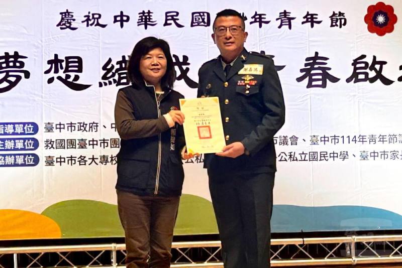 陸軍步兵第104旅謝嘉鴻士官長投入鳳凰志工行列8年，榮獲民國114年臺中社會優秀青年的殊榮。（陸軍第十軍團提供）