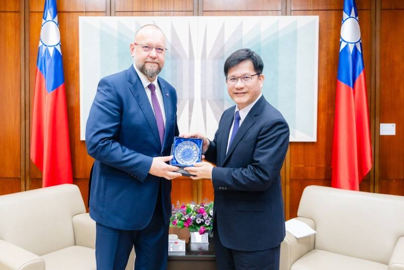 外交部長林佳龍（右）與捷克眾議院副議長巴圖謝克（Jan Bartošek）（左）合影