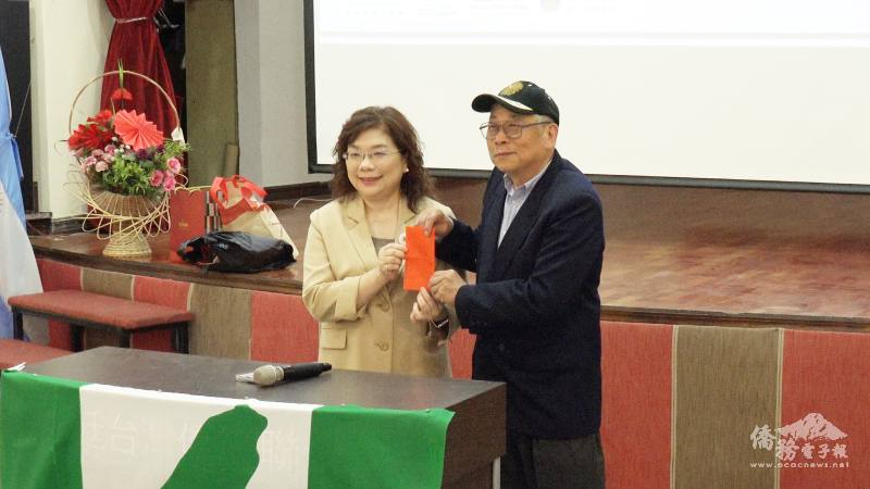 謝妙宏致贈禮金給阿根廷臺灣協會