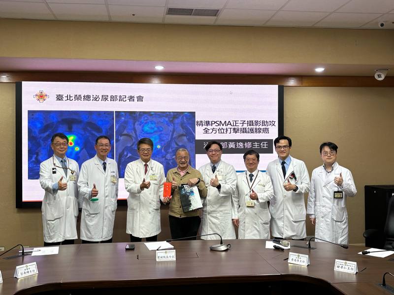 台北榮總引進攝護腺細胞膜抗原（PSMA）正子攝影，能在體內尋找並標記攝護腺癌細胞，協助醫師發現潛藏病灶。北榮團隊14日分享攝護腺癌治療成果。