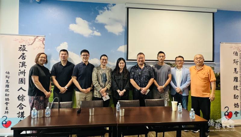 講座主講人與僑領合影
