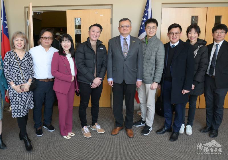 (從左至右) 臺灣同鄉會會長李秀玲、僑務委員邱垂洸、山田摩衣、李正皓、類延峰、臺灣人公共事務會伊州分會會長陳叙儒、卓冠廷、洪慈庸及文教中心主任蔡季穎合影