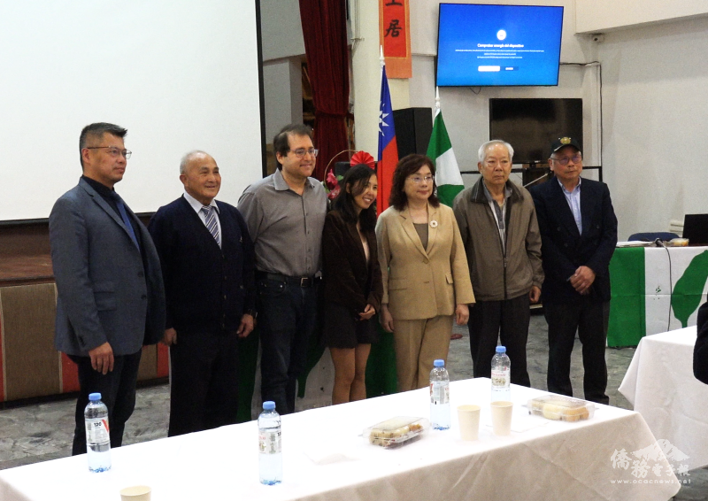 左起，僑聯會理事長洪瑞堂、僑務委員陳俊宏、周宜勳博士夫婿、周宜勳博士、大使謝妙宏、僑務諮詢委員林英忠、臺灣協會副會長張金城