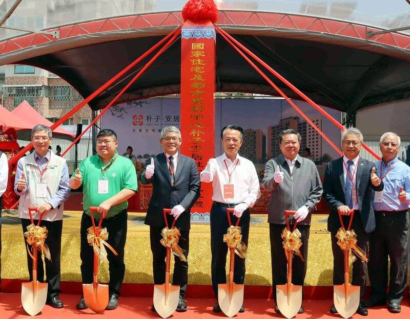 嘉義縣政府第2案社會住宅「朴子安居」15日動土，預計2029完工，將提供375戶。縣長翁章梁（右4）、民進黨立委蔡易餘（左2）等人出席見證。