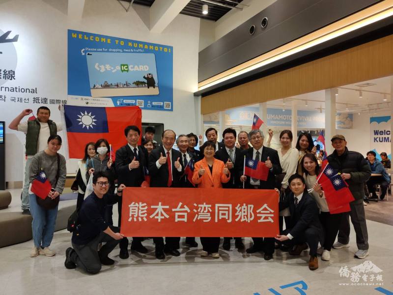 熊本臺灣同鄉會前往機場為僑委會委員長徐佳青接機