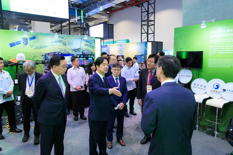 總統參觀「臺灣資安館」