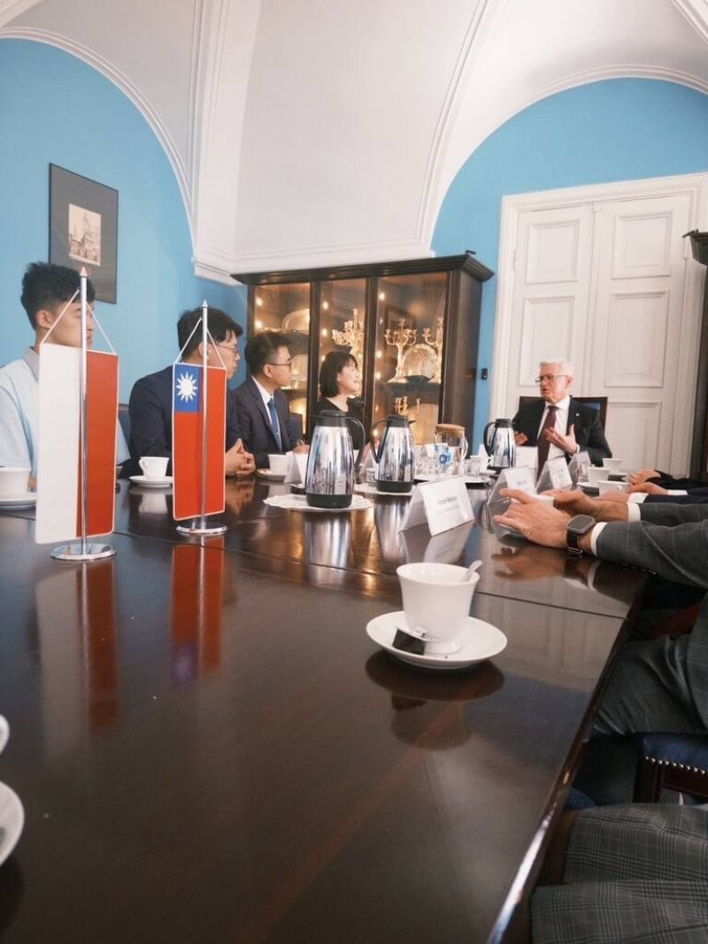 台中市龍井區龍津高中17名師生，日前前往波蘭拜訪戴高樂第二綜合學校，波茲南市長雅斯維亞克（Jacek Jaśkowiak）（右1）親自接待龍津高中師生。（龍津高中提供）