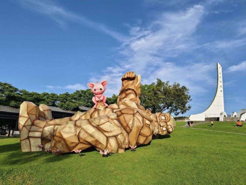 花蓮縣瑞穗鄉北回歸線標誌公園近日出現一座大型裝置藝術「躺著的巨人」，龐然大物置於綠色草地，畫面既突兀又吸睛，引發遊客討論。（民眾提供）