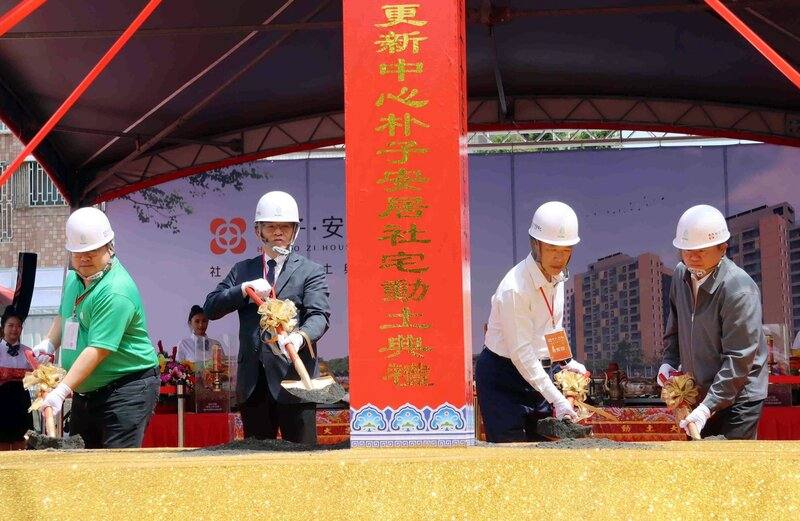 嘉義縣政府第2案社會住宅「朴子安居」15日動土，預計2029完工。縣長翁章梁（右2）、民進黨立委蔡易餘（左1）等人參與動土儀式，祈求工程順利。