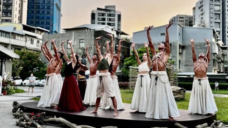 太古踏舞團19日將在屏東縣王船文化館演出，重現經典舞作「太陽之舞」，透過沉浸式表演讓觀眾領受心靈撫慰與感動。（屏東縣政府提供）