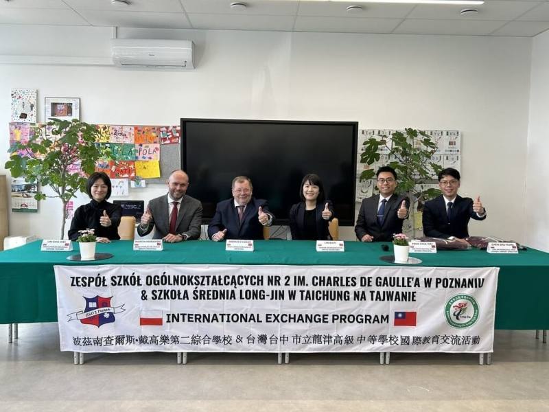 台中市龍井區龍津高中17名師生日前前往波蘭拜訪戴高樂第二綜合學校，兩校師長在歡迎會上肯定彼此對於交流活動的努力。（龍津高中提供）