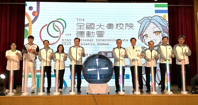 114年全國大專校院運動會將在長榮大學登場，15日舉行賽前記者會，教育部體育署長鄭世忠（左5）出席，勉勵選手勇於創造佳績，今年也會有10名參加巴黎奧運的國手亮相。