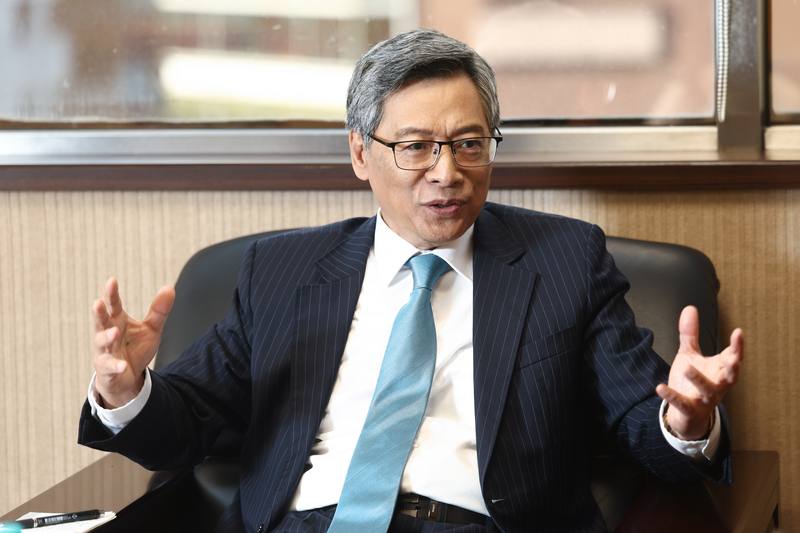 黑松董事長張斌堂（圖）談到永續及包材革命，認為永續概念很多東西都可以做，只是有一些技術面須突破。而黑松進入下一個百年，在產品開發不能光注重好喝而已，還要注意是否對環境造成衝擊。