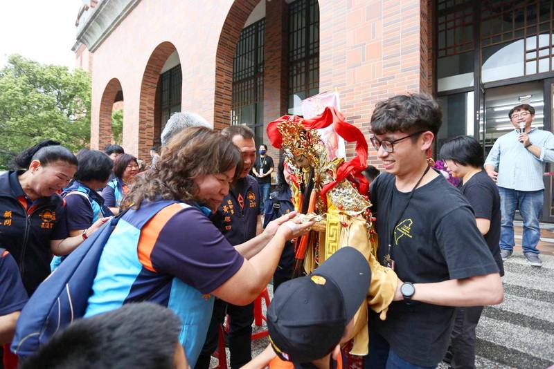 三昧堂創意木偶團隊2年前受彰化縣大村鄉埤腳五通宮委託，打造一尊約20公斤重的五顯大帝精工布袋戲偶，近日在嘉義縣表演藝術中心展出，由操偶師操作與參觀者互動。