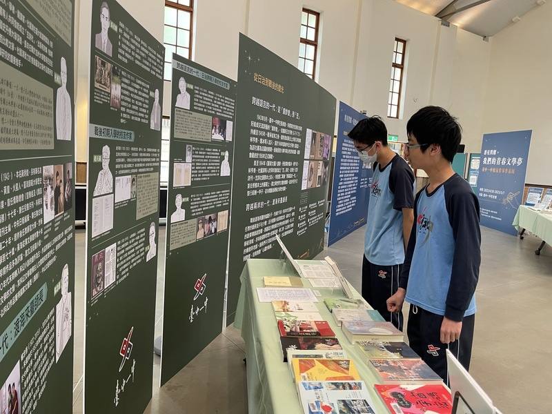 台中一中推出「群星閃耀：我們的青春文學夢」特展，展出校友作家作品，希望學生能聚焦自己腳下的校園蘊藏的多元能量，可看見人生更多可能性，展期將持續至5月7日。