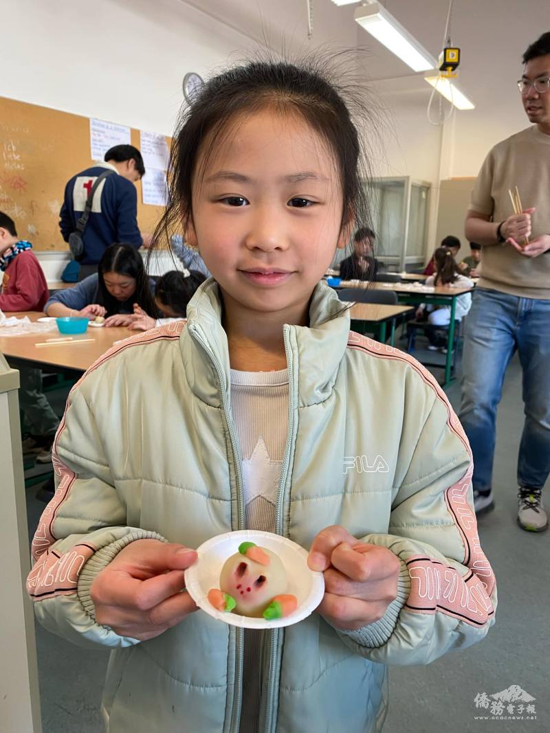 學生高興的展示手作作品