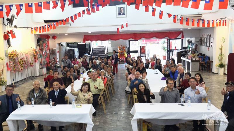 阿根廷僑界邀旅美學者周宜勳進行專題講座，全體大合照