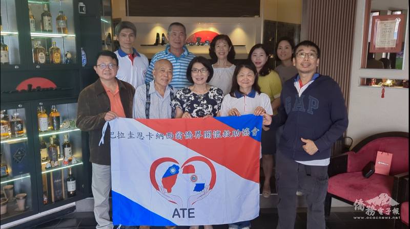 駐東方市總領事館總領事陳慧芬與恩卡納西翁僑界關懷救助協會理監事及恩市僑領合影