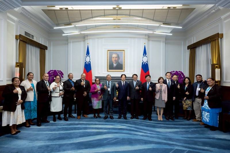 President Lai poses for a photo with Deputy Prime Minister Panapasi Nelesone and his delegation.