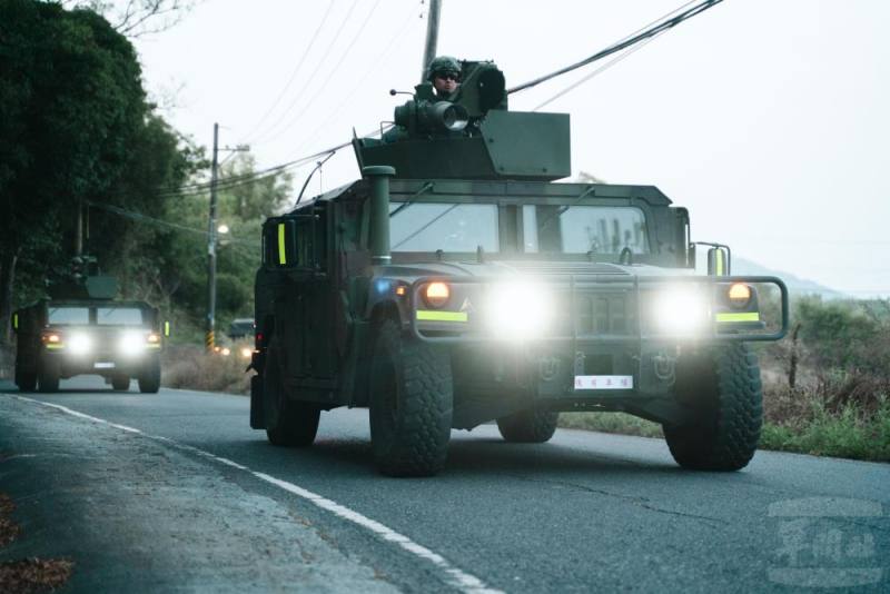 戰2連車隊機動前往戰術位置。（軍聞社記者林庭暉攝）