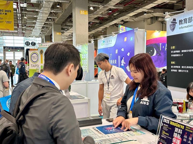 民眾參觀教育部資安人才培育計畫攤位