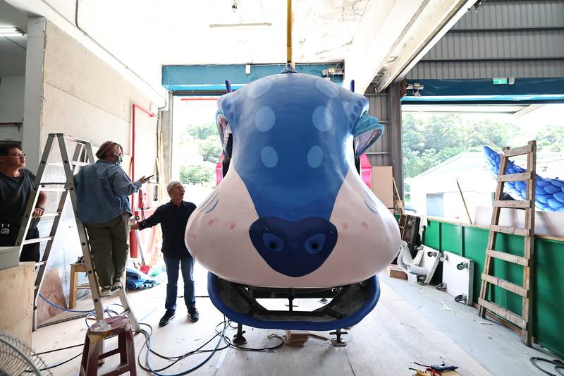 紙風車劇團2025年度製作「燈怪」將於4月26日、27日在台北兩廳院藝文廣場演出，15日下午在新北汐止倉庫進行組裝公開，現場展示「燈怪」頭部設計。