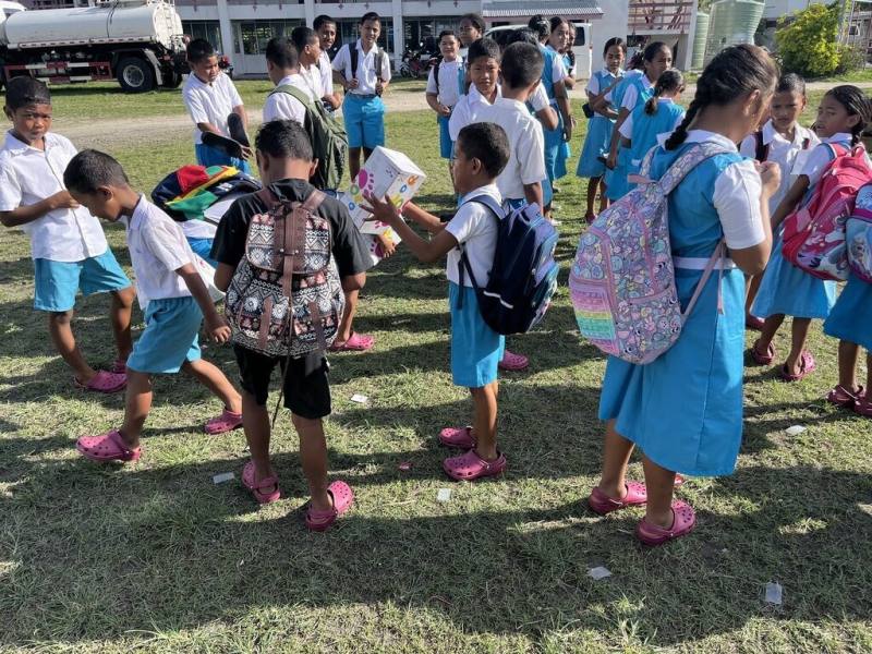 總統賴清德贈吐瓦魯學童MIT的洞洞鞋，背後有台灣鞋廠共襄盛舉。圖為吐瓦魯學童穿上鞋子的畫面。（總統府提供）