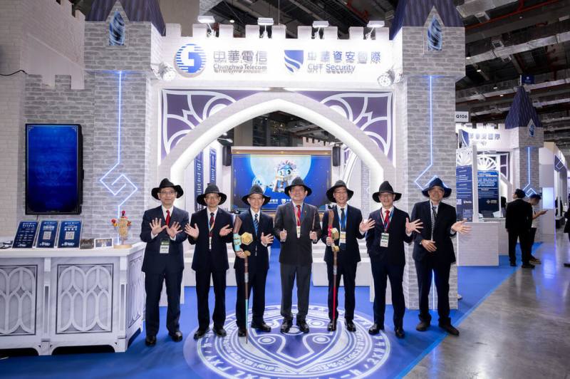 台灣資安大會登場，中華電信攜手子公司中華資安國際，以「把駭客變不見的資安魔法」為主題，將會場打造成魔法世界。（中華電提供）