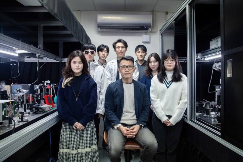 陽明交大電子研究所團隊助理教授曾銘綸（中）帶領團隊開發深紫外光超穎透鏡，厚度僅380奈米，遠小於人類的頭髮，光學操控卻能達到深紫外光聚焦的極限。（陽明交大提供）