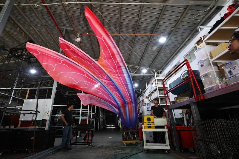 紙風車劇團2025年度製作「燈怪」將於4月26日、27日在台北兩廳院藝文廣場演出，15日下午在新北汐止倉庫進行組裝公開，現場展示「燈怪」翅膀動作。