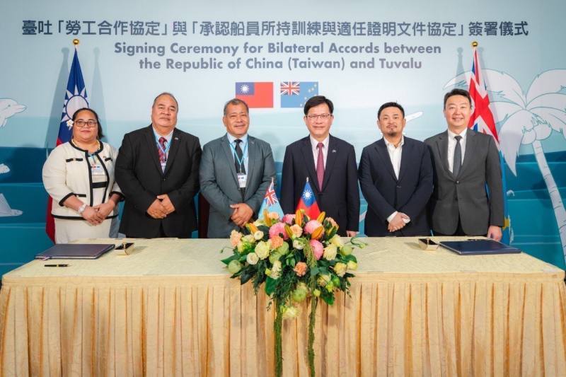外交部長林佳龍（右三）、勞動部長洪申翰（右二）、交通部長陳世凱（右一）與吐瓦魯國副總理倪樂索尼（左三）、外交、勞動及貿易部長帕納巴（左二）及吐瓦魯國駐台大使法莉莉（Lily Tangisia Faavae，左一）於簽署儀式後合影。
