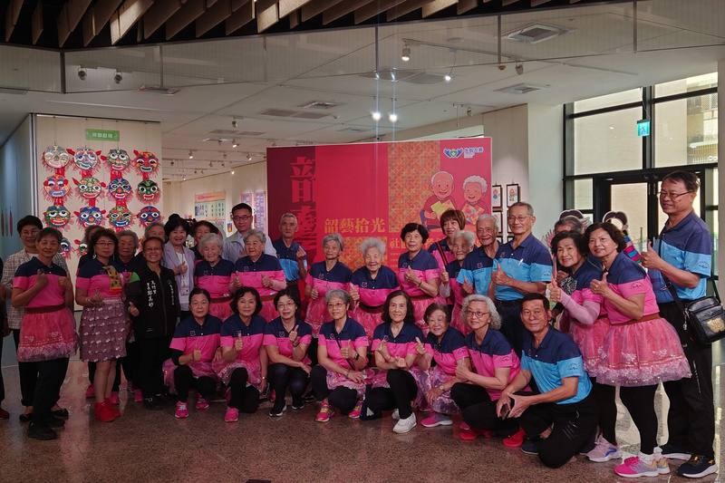 台南奇美醫院與台南市政府合作推動失智友善社區，於永康社教中心推出「韶藝拾光─社區長者創藝特展」，長者們16日開心應邀參與開展儀式。