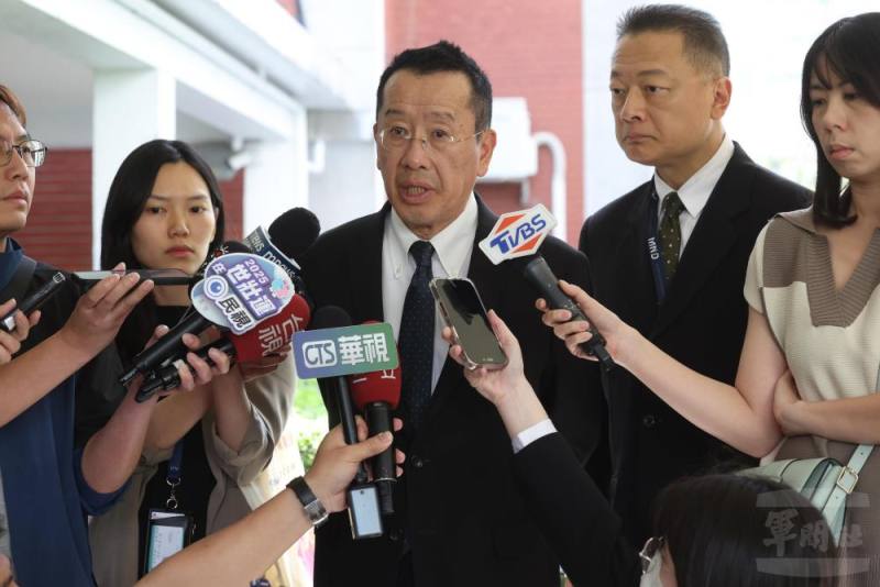 顧部長接受媒體聯訪。（軍聞社記者呂尚俞攝）