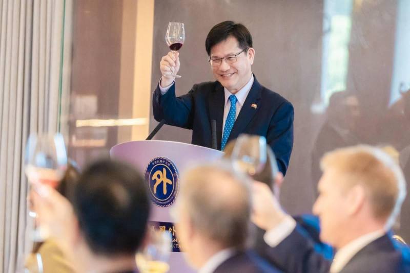 外交部長林佳龍向來賓祝酒