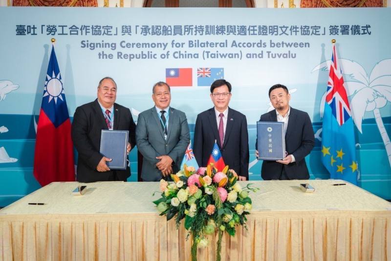 外交部長林佳龍（右二）與吐瓦魯國副總理倪樂索尼（左二）共同見證勞動部長洪申翰（右一）與吐國外交、貿易及勞工部長帕納巴（左一）簽署簽署台吐「勞工合作協定」。