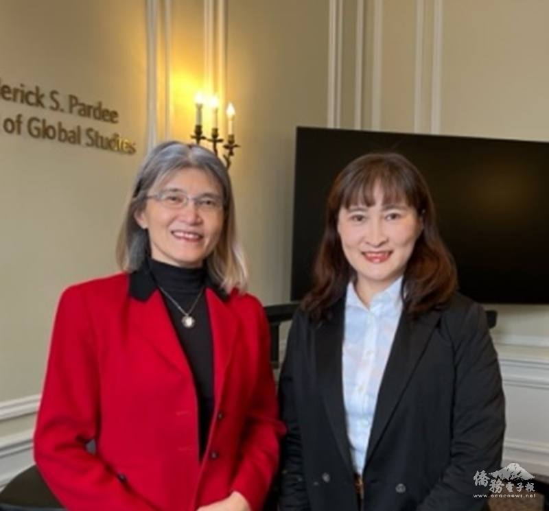 Education Division Director Cynthia Huang (left) with Dr. Lin Yi-Chieh