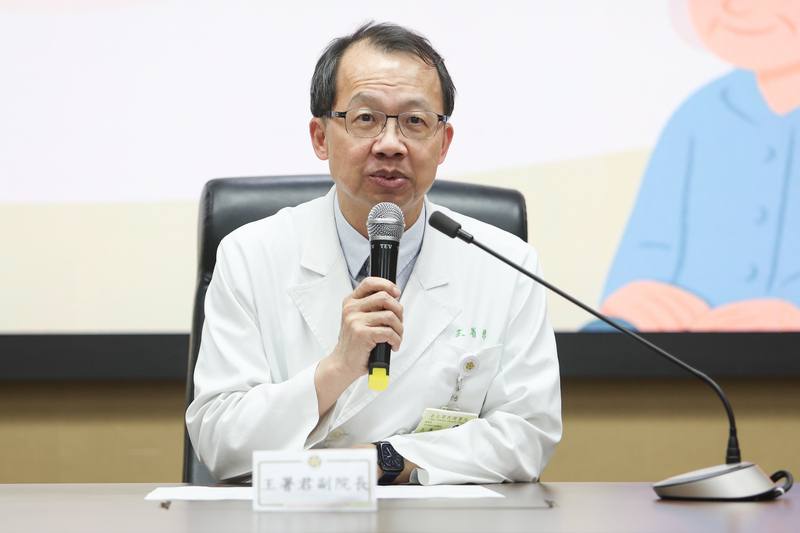 台北榮民總醫院與韓國漢陽大學合作研究發現，只需透過驗血，就能有效篩檢出阿茲海默症高風險族群，且早期診斷準確率高達93%，大幅降低患者進行昂貴且侵入性高的正子斷層掃描（PET）檢查的需求。台北榮總副院長王署君（圖）16日進行相關說明。