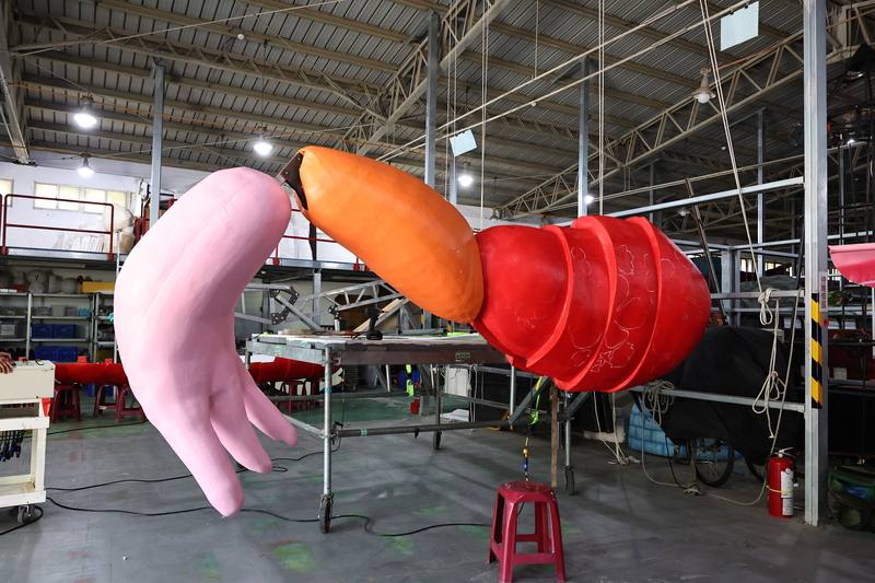 紙風車劇團2025年度製作「燈怪」將於4月26日、27日在台北兩廳院藝文廣場演出，15日下午在新北汐止倉庫進行組裝，現場展示「燈怪」後腳動作。