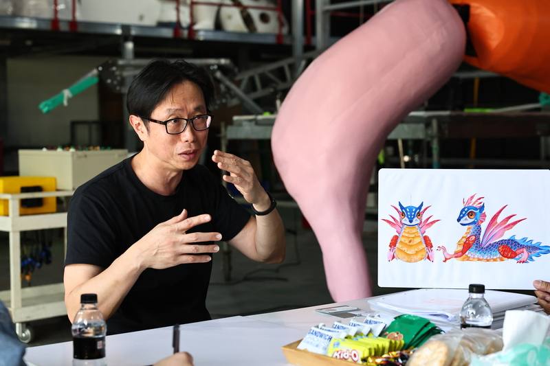 紙風車劇團2025年度製作「燈怪」15日下午在新北汐止倉庫進行組裝公開，台北藝術大學劇場設計學系副教授楊金源（圖）說明巨型裝置的動力設計。