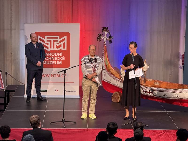 「獵人之徑．海人之道：台灣原住民族山林與海洋智慧」開幕式上，夏曼．藍波安（中）依循台灣原住民族傳統儀式，為拼板舟與展覽進行祈福，並吟唱達悟族古謠，令現場賓客深受感動。