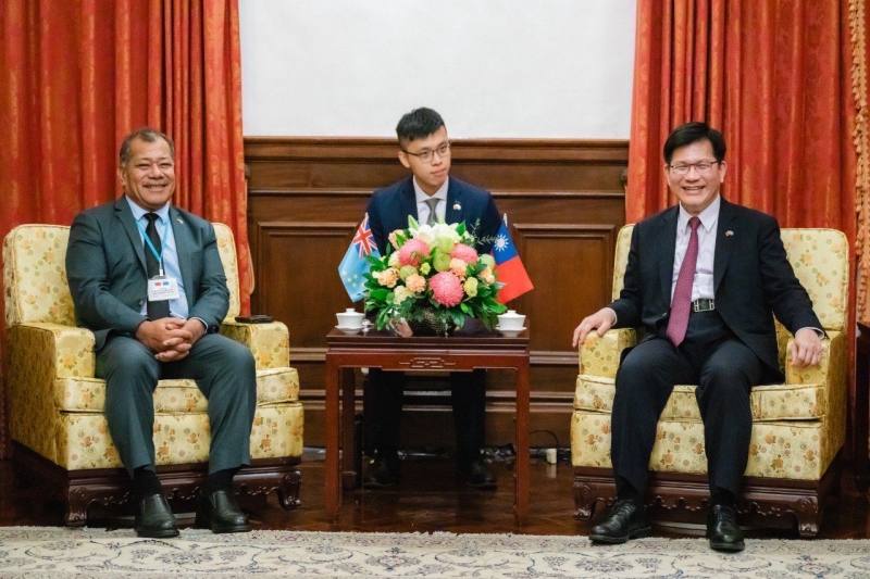 外交部長林佳龍（右）於台北賓館會晤吐瓦魯國副總理倪樂索尼（Hon. Panapasi Nelesone，左）。