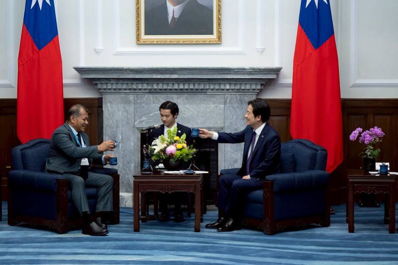 President Lai meets with a delegation led by Tuvalu Deputy Prime Minister Panapasi Nelesone.