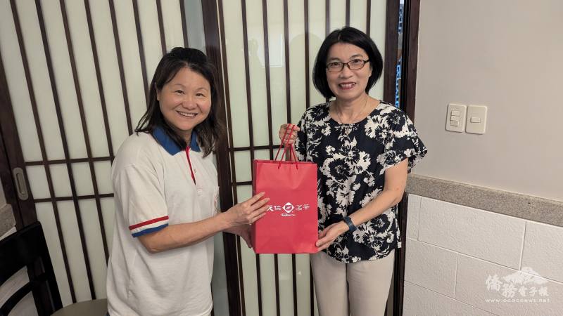 陳慧芬(右)致贈恩卡納西翁僑界關懷救助協會會長黃麗蘭(左)見面禮，感謝安排及陪同走訪恩市地區的僑營事業