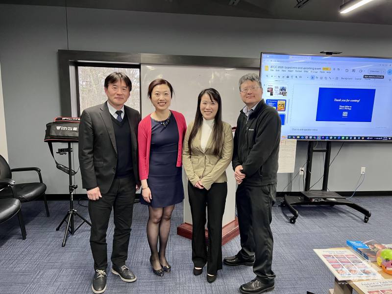 文教中心主任高家富與 (左起)矯正專科牙醫師周郁菁、牙科助理黃怡菁、假牙專科牙醫師李孟潔