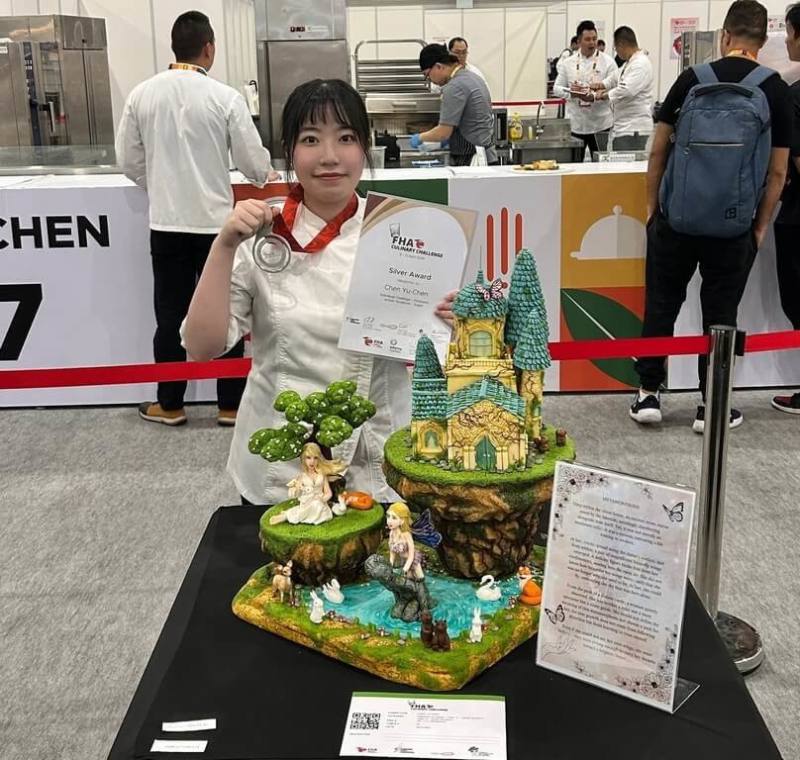 弘光科技大學食品科技系技優專班四年級學生陳昱蓁在「2025 FHA 新加坡國際廚藝挑戰賽」糕點展示藝術雕塑－翻糖項目，以作品「蛻變」摘銀。（弘光科大提供）