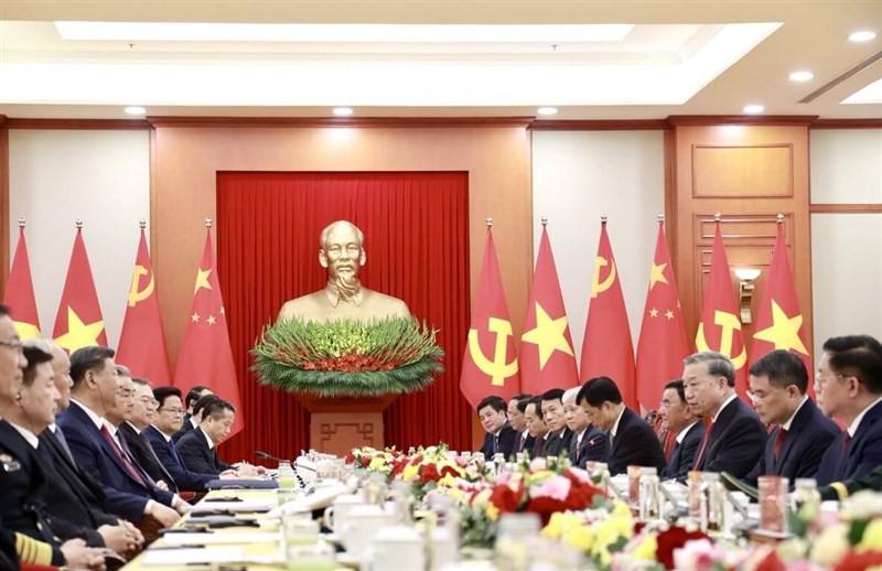 Chinese President Xi Jinping (fourth left) and To Lam (third right), general secretary of the Communist Party of Vietnam Central Committee, hold talks in Hanoi, Vietnam, Monday. Photo courtesy of the Vietnamese Ministry of Foreign Affairs press corp April