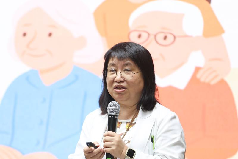 台北榮民總醫院16日下午舉行「驗血揪出阿茲海默症！台韓研究重大突破早期診斷準確率達93% 免去昂貴PET檢查」記者會，台北榮總神經醫學中心神經內科副主任傅中玲（圖）出席說明，並回答媒體提問。