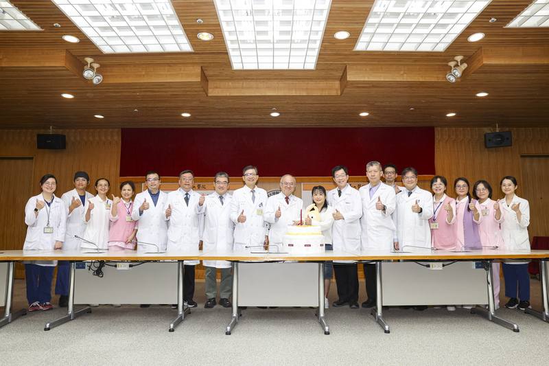 台大醫院迄今累積完成超過700例心臟移植手術，16日發布成功完成全球首例「無缺血時間」心臟移植手術，台大醫院院長吳明賢（左9）率醫療團隊出席記者會，與首例個案蘇小姐（左10）一同切蛋糕慶祝並合影。